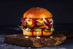 Hamburguesa gourmet sobre tabla de madera