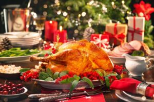 Cena de Navidad con un pavo asado al horno sobre la mesa