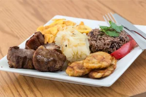 Plato típico de comida cubana